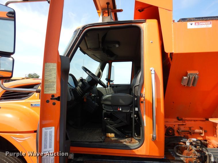 image for item KF9512 2008 International WorkStar 7400  spreader truck