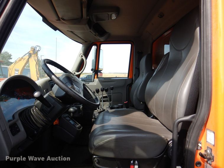 image for item KF9512 2008 International WorkStar 7400  spreader truck