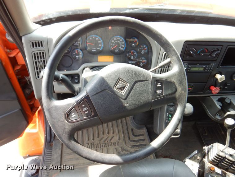 image for item KF9512 2008 International WorkStar 7400  spreader truck