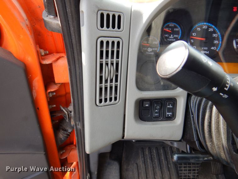 image for item KF9512 2008 International WorkStar 7400  spreader truck