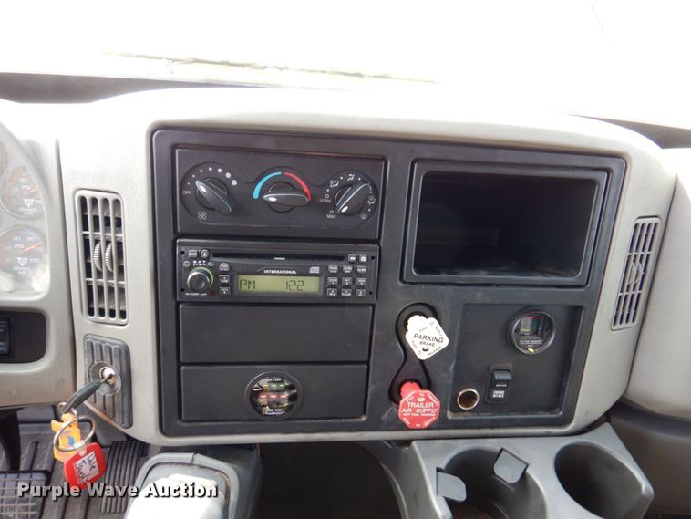 image for item KF9512 2008 International WorkStar 7400  spreader truck