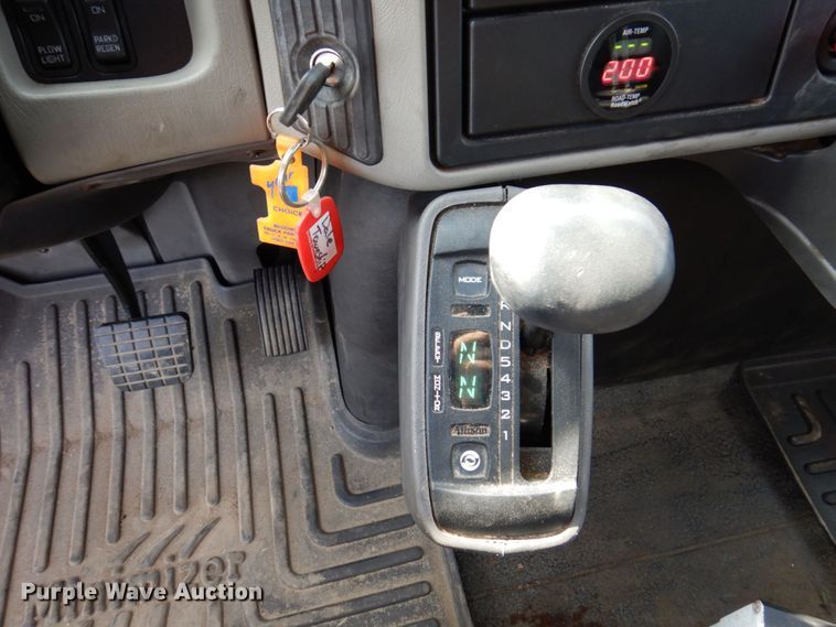 image for item KF9512 2008 International WorkStar 7400  spreader truck