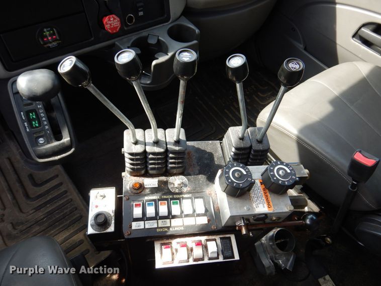 image for item KF9512 2008 International WorkStar 7400  spreader truck