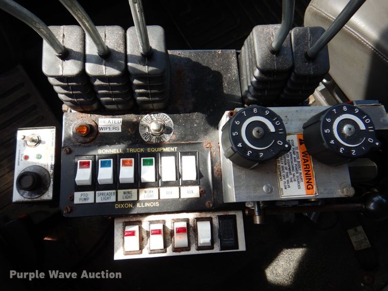 image for item KF9512 2008 International WorkStar 7400  spreader truck