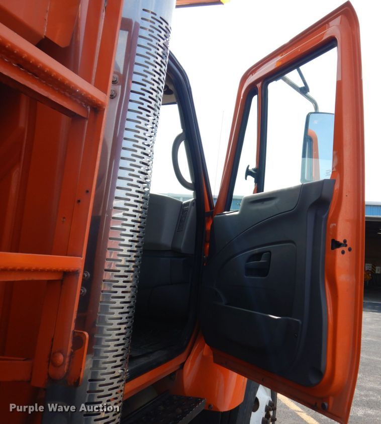 image for item KF9512 2008 International WorkStar 7400  spreader truck