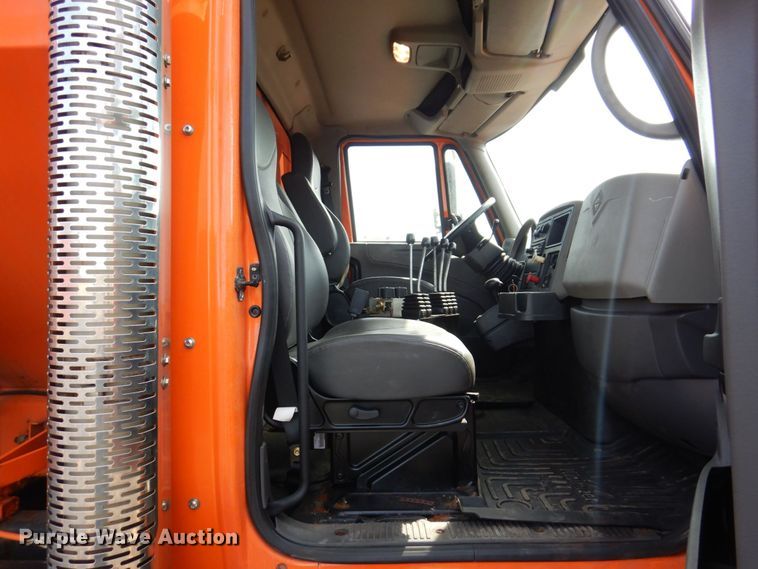 image for item KF9512 2008 International WorkStar 7400  spreader truck