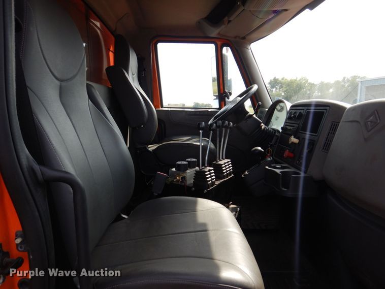 image for item KF9512 2008 International WorkStar 7400  spreader truck