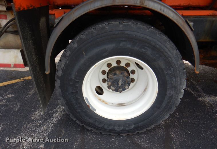 image for item KF9512 2008 International WorkStar 7400  spreader truck