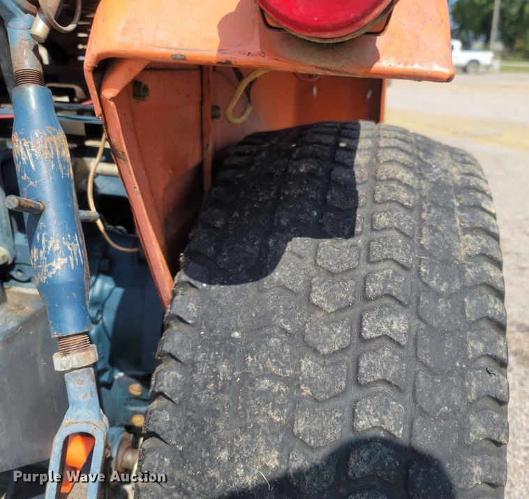 image for item LM9760 Kubota B6200  MFWD tractor