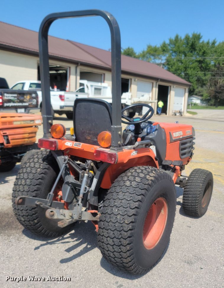 image for item LM9761 Kubota B1700  MFWD tractor