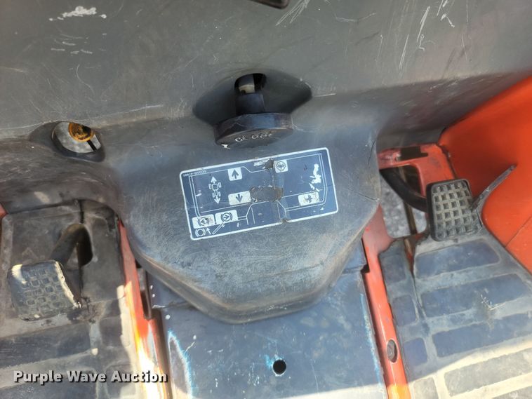 image for item LM9761 Kubota B1700  MFWD tractor