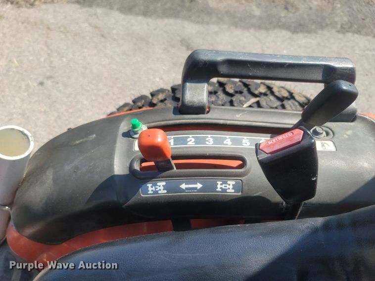 image for item LM9761 Kubota B1700  MFWD tractor