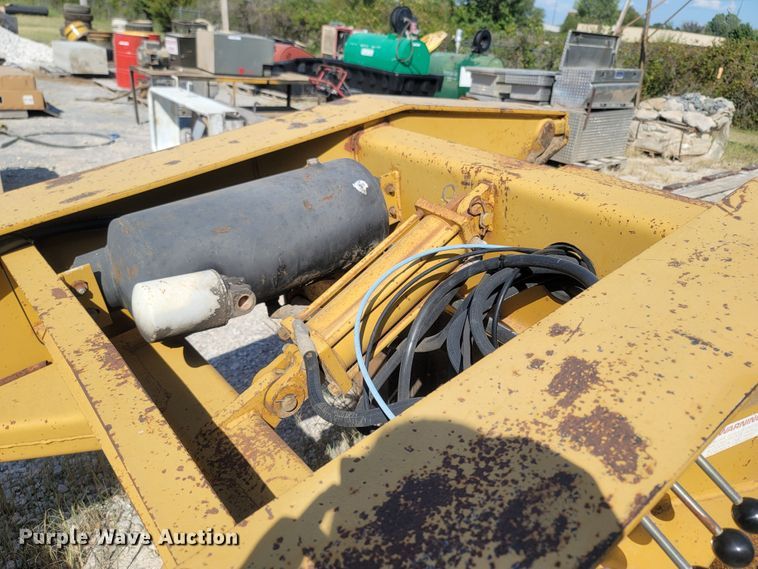 image for item LN9586 2002 Eager Beaver 50GSL  lowboy equipment trailer