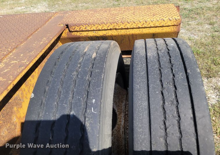 image for item LN9586 2002 Eager Beaver 50GSL  lowboy equipment trailer