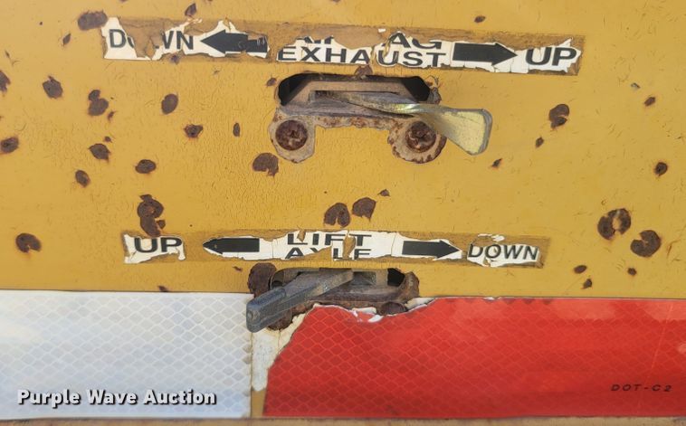 image for item LN9586 2002 Eager Beaver 50GSL  lowboy equipment trailer