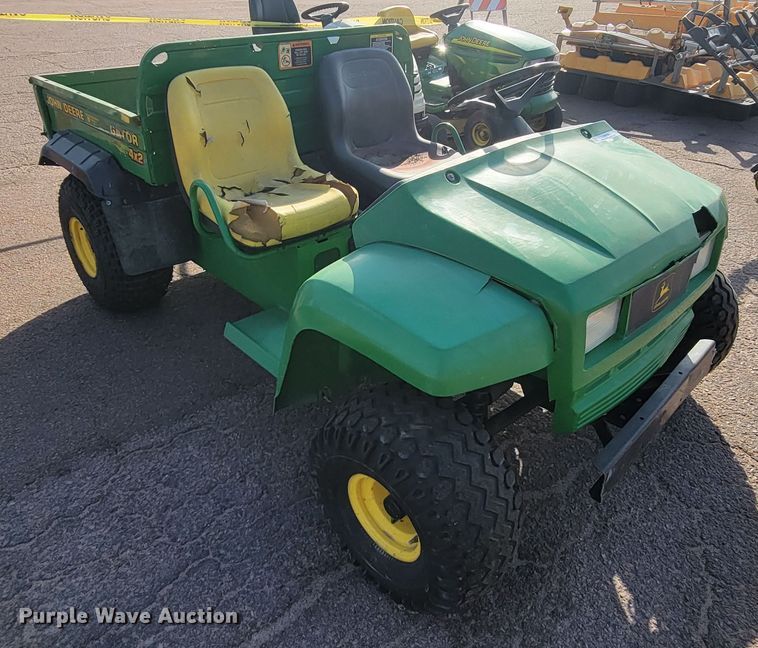 image for item LO9228 2002 John Deere Gator 4x2  utility vehicle