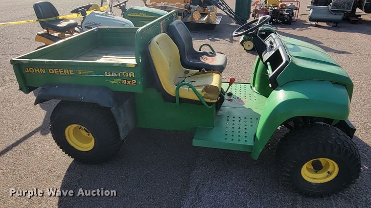 image for item LO9228 2002 John Deere Gator 4x2  utility vehicle