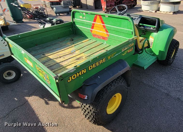 image for item LO9228 2002 John Deere Gator 4x2  utility vehicle