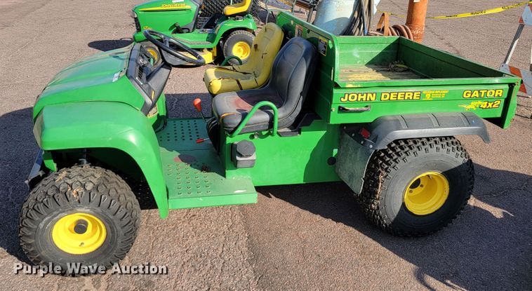 image for item LO9228 2002 John Deere Gator 4x2  utility vehicle