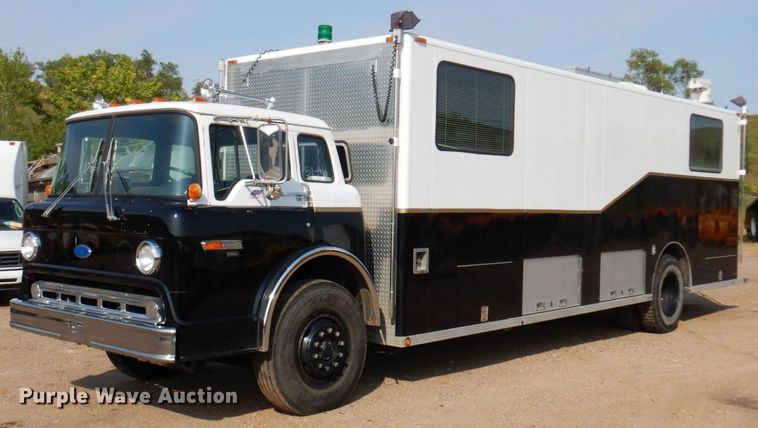 image for item MH9186 1987 Ford 8000  mobile command center