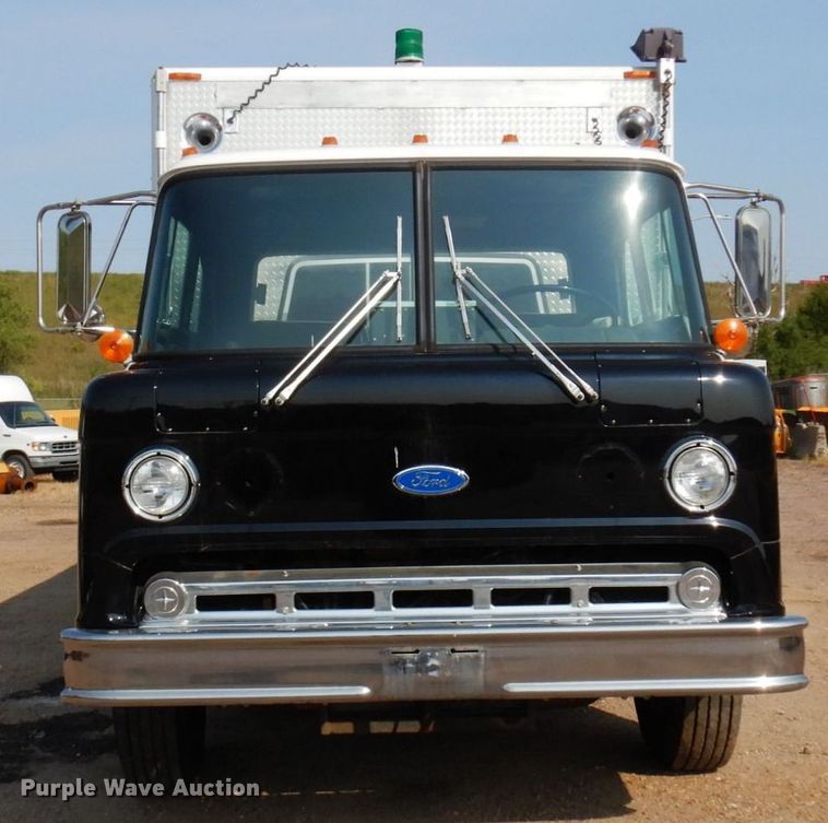 image for item MH9186 1987 Ford 8000  mobile command center