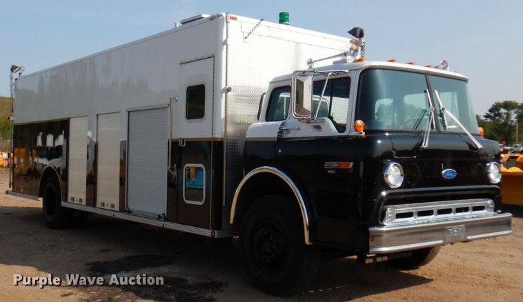 image for item MH9186 1987 Ford 8000  mobile command center