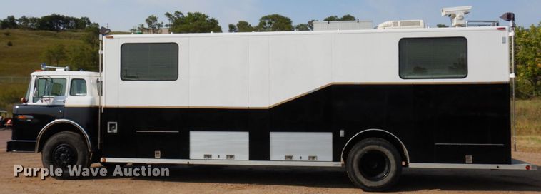 image for item MH9186 1987 Ford 8000  mobile command center