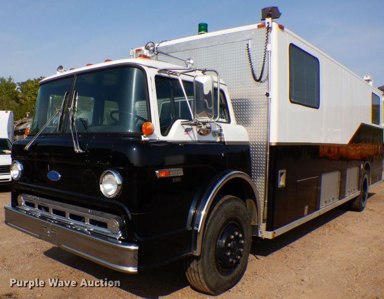 image for item MH9186 1987 Ford 8000  mobile command center