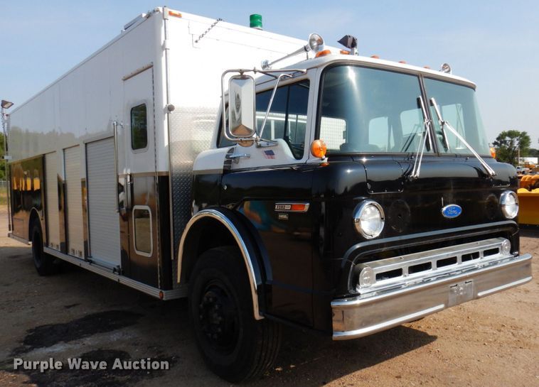 image for item MH9186 1987 Ford 8000  mobile command center