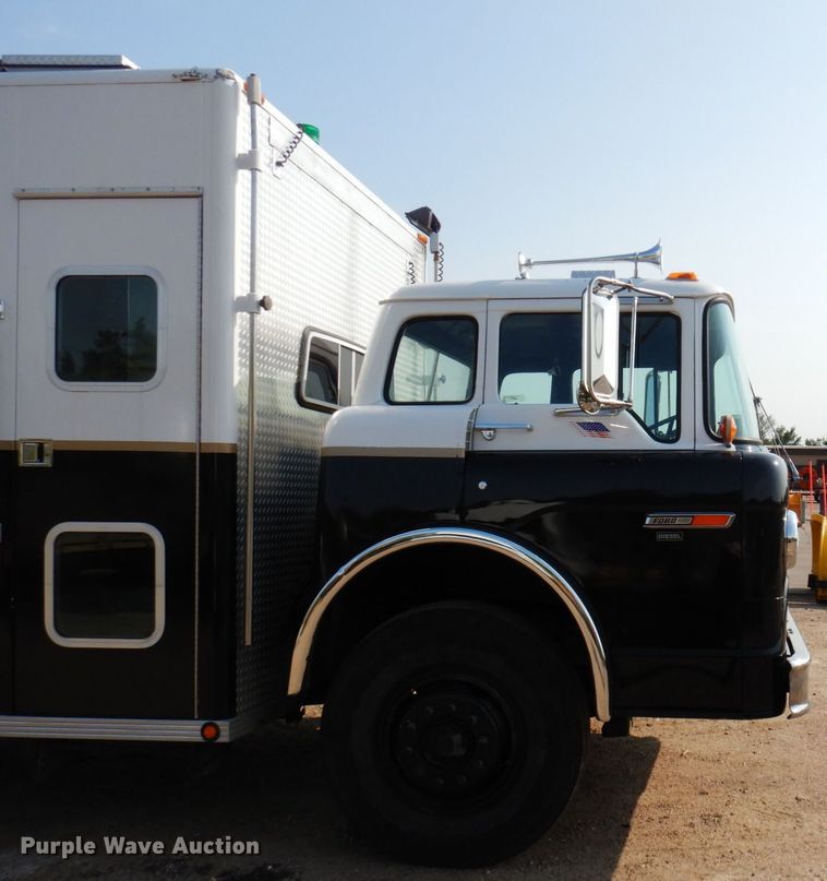 image for item MH9186 1987 Ford 8000  mobile command center