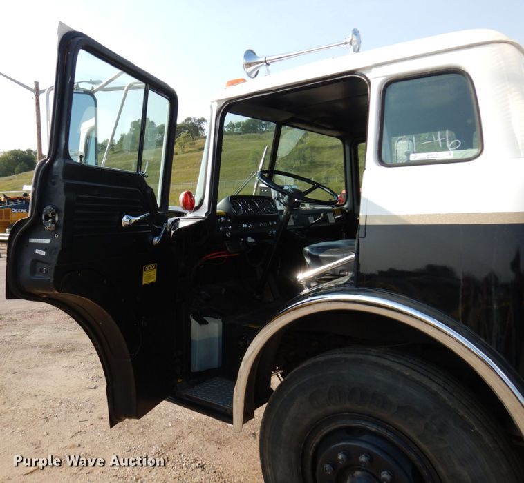 image for item MH9186 1987 Ford 8000  mobile command center