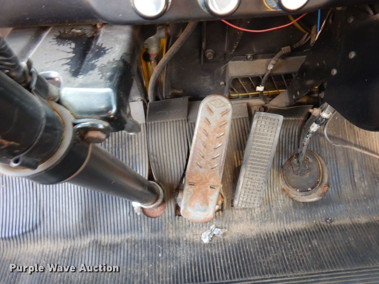 image for item MH9186 1987 Ford 8000  mobile command center