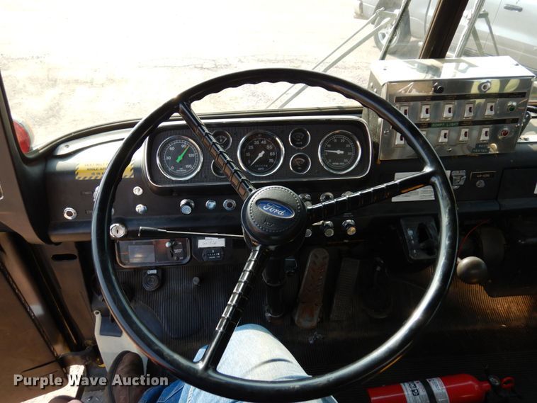 image for item MH9186 1987 Ford 8000  mobile command center