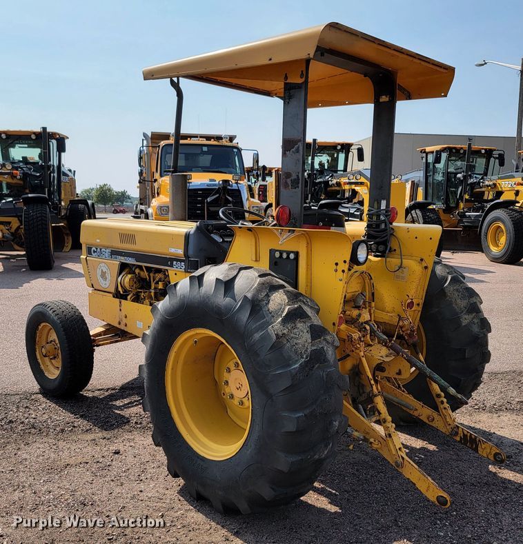 image for item MH9198 Case 585  tractor