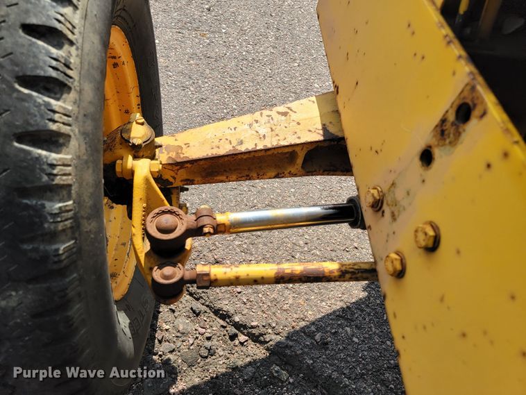 image for item MH9198 Case 585  tractor