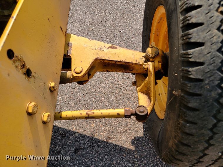 image for item MH9198 Case 585  tractor