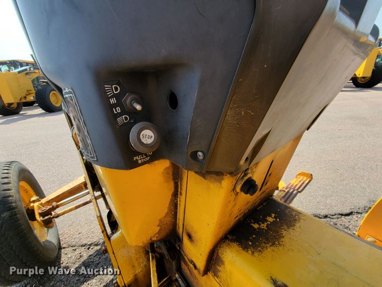 image for item MH9198 Case 585  tractor