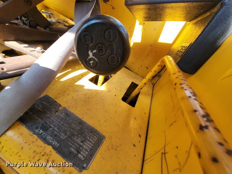 image for item MH9198 Case 585  tractor