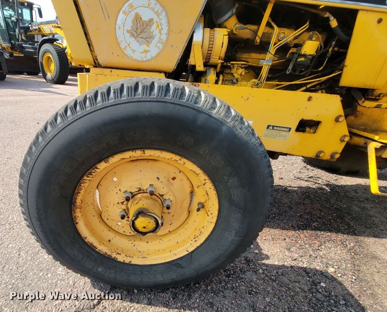 image for item MH9198 Case 585  tractor