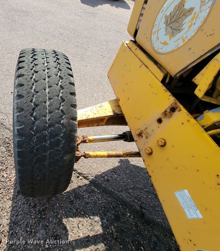 image for item MH9198 Case 585  tractor