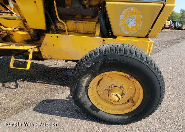 image for item MH9198 Case 585  tractor