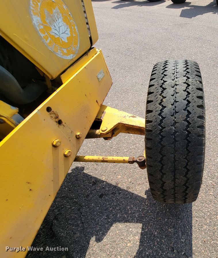 image for item MH9198 Case 585  tractor