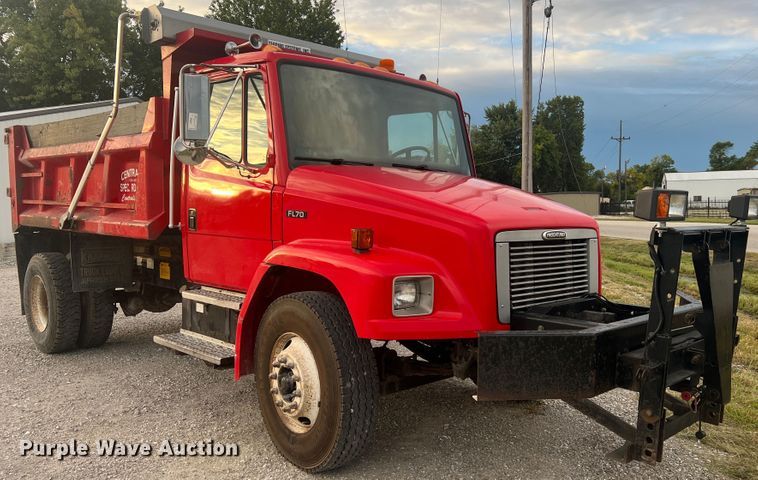 image for item MR9907 2001 Freightliner FL70  dump truck