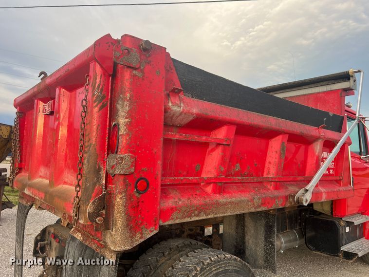 image for item MR9907 2001 Freightliner FL70  dump truck