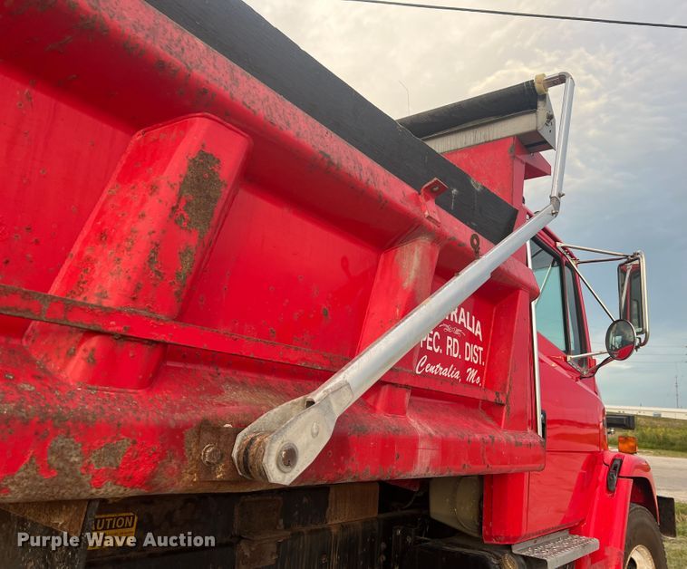 image for item MR9907 2001 Freightliner FL70  dump truck