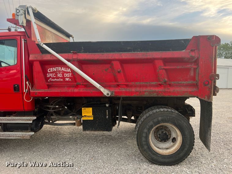 image for item MR9907 2001 Freightliner FL70  dump truck