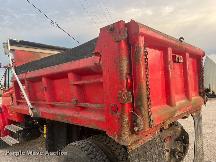 image for item MR9907 2001 Freightliner FL70  dump truck