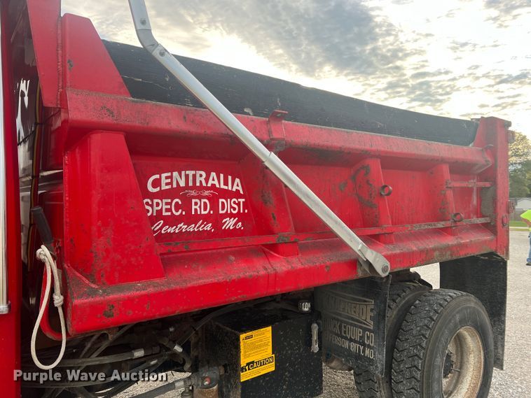 image for item MR9907 2001 Freightliner FL70  dump truck