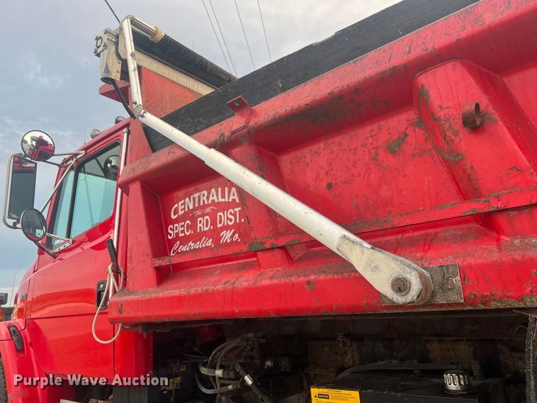 image for item MR9907 2001 Freightliner FL70  dump truck