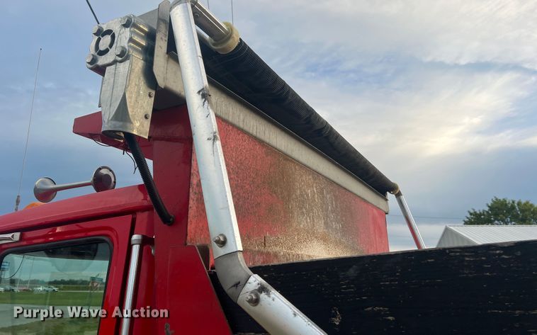 image for item MR9907 2001 Freightliner FL70  dump truck